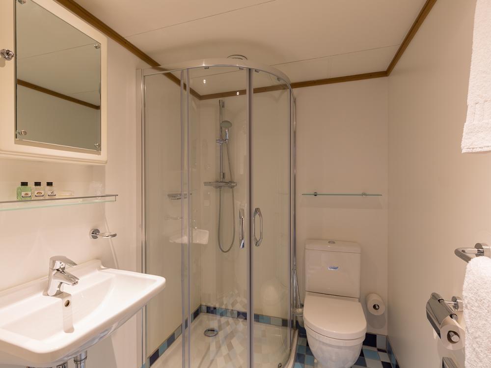 Weekendjeweg Rotterdam ss schip overnachten superior badkamer