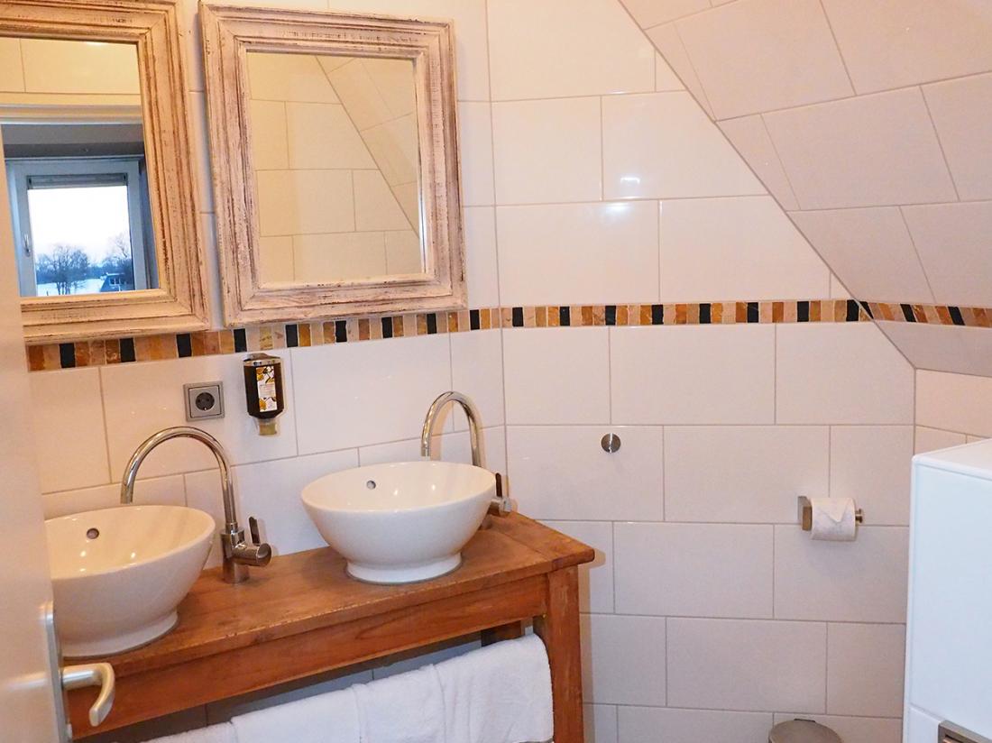 Hotelaanbieding t schippershuis friesland badkamer hout