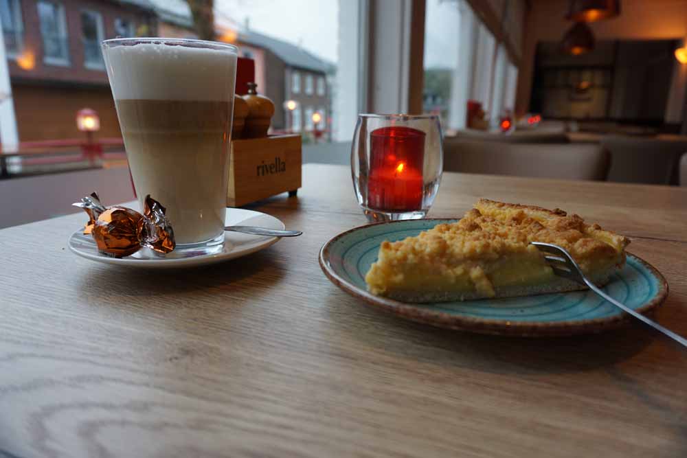 Koffie met gebak hotel limburg vlaai