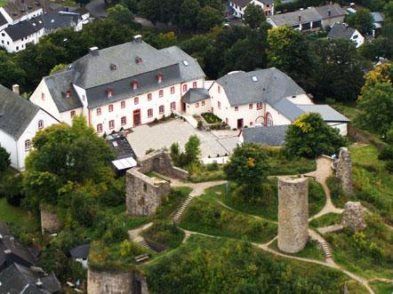 Hotelaanbieding Schlosshotel Burghaus Kronenburg Duitsland Bovenaanzicht