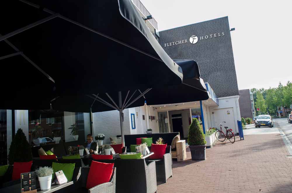 Genieten op terras hotel weert