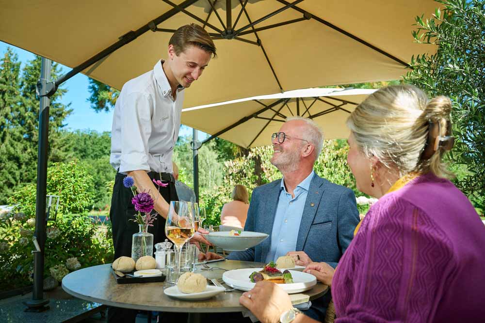 lunchen op terras twente de lutte