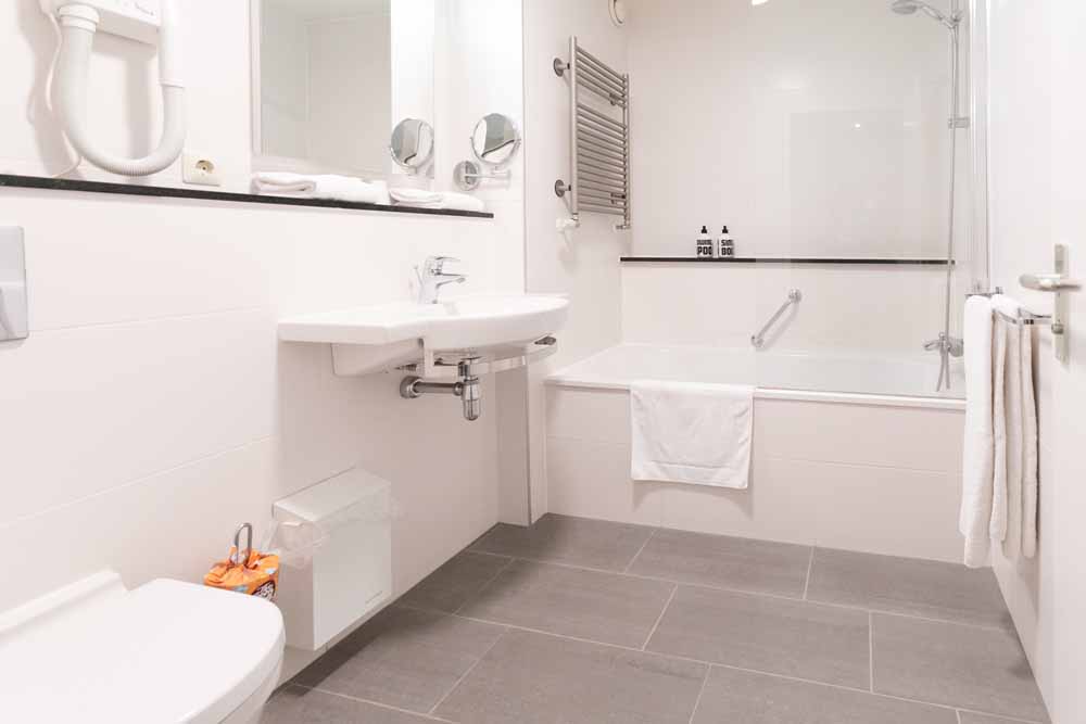 hotel de reiskoffer omgeving etten leur comfortkamer badkamer