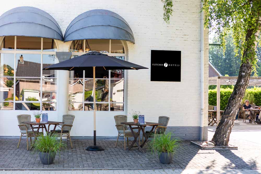 hotel restaurant met terras de reiskoffer