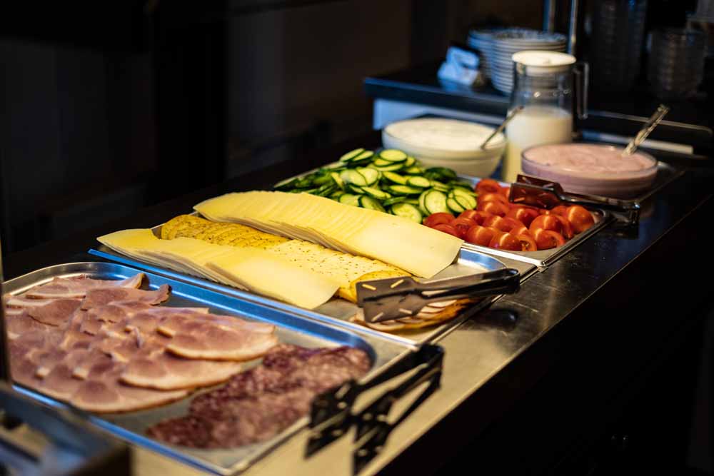 uitgebreid ontbijtbuffet hotel de elderschans aardenburg